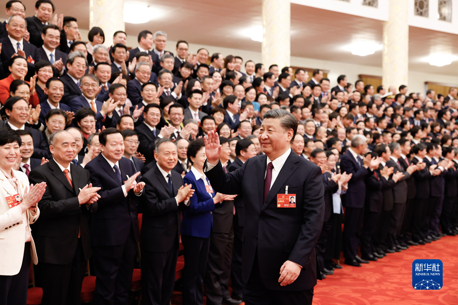 3月13日，第十四届全国人民代表大会第一次会议在北京人民大会堂闭幕。当日下午，习近平等党和国家领导人在人民大会堂会见出席十四届全国人大一次会议的全体代表，同他们合影留念。这是习近平向代表挥手致意。