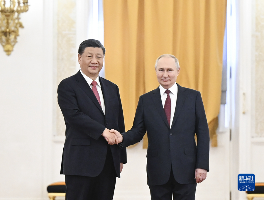 当地时间3月21日下午，国家主席习近平在莫斯科克里姆林宫同俄罗斯总统普京举行会谈。普京在乔治大厅为习近平举行隆重欢迎仪式。这是两国元首紧紧握手，合影留念。