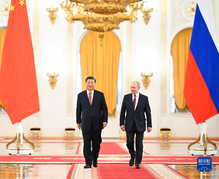 当地时间3月21日下午，国家主席习近平在莫斯科克里姆林宫同俄罗斯总统普京举行会谈。这是普京在乔治大厅为习近平举行隆重欢迎仪式。