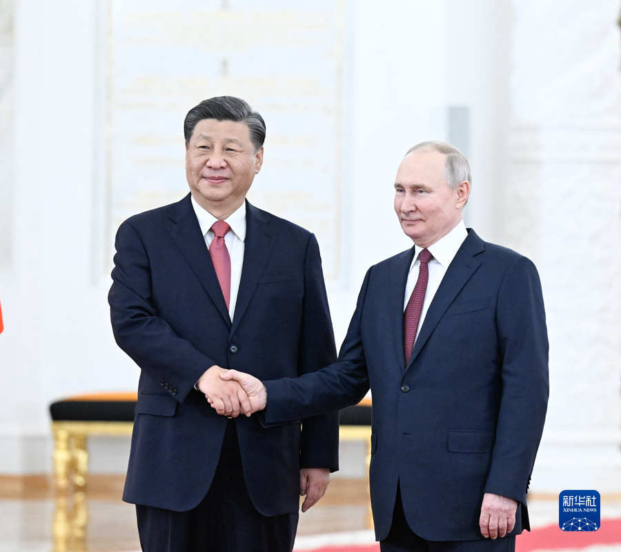 当地时间3月21日下午，国家主席习近平在莫斯科克里姆林宫同俄罗斯总统普京举行会谈。普京在乔治大厅为习近平举行隆重欢迎仪式。这是两国元首紧紧握手，合影留念。