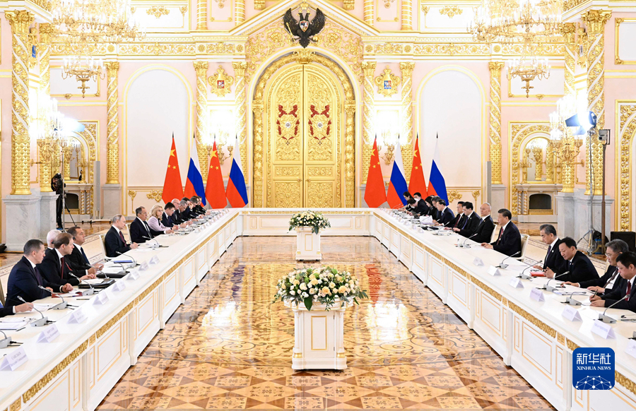 当地时间3月21日下午，国家主席习近平在莫斯科克里姆林宫同俄罗斯总统普京举行会谈。这是两国元首举行大范围会谈。