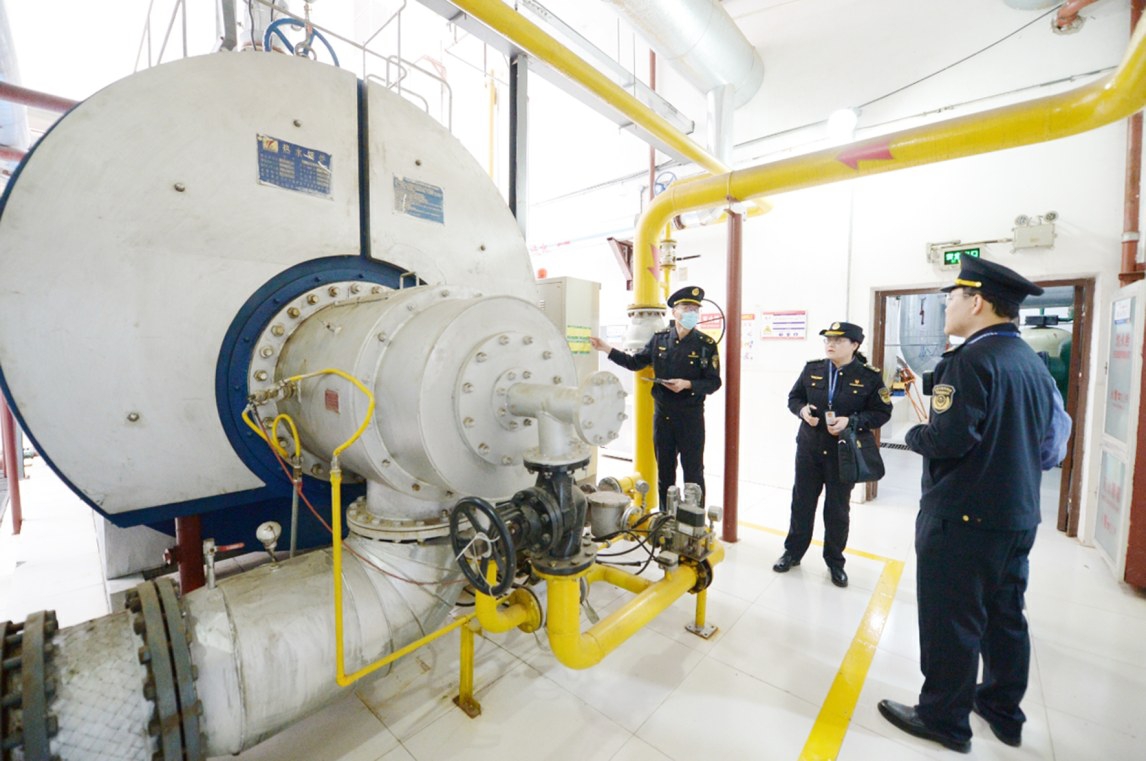 工作人员对供暖设备进行监督检查。 工作人员对供暖设备进行监督检查。