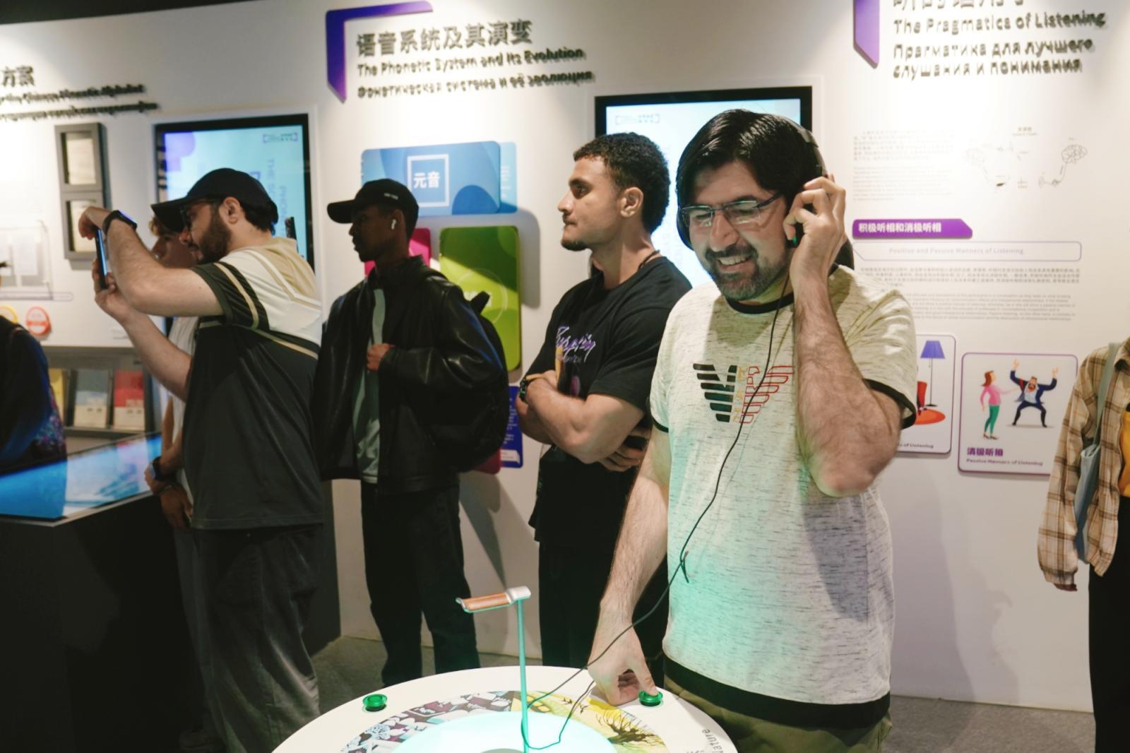 “来紫竹 读中国 阅世界” 国际留学生打卡紫竹院运河文化雅集 “来紫竹 读中国 阅世界” 国际留学生打卡紫竹院运河文化雅集