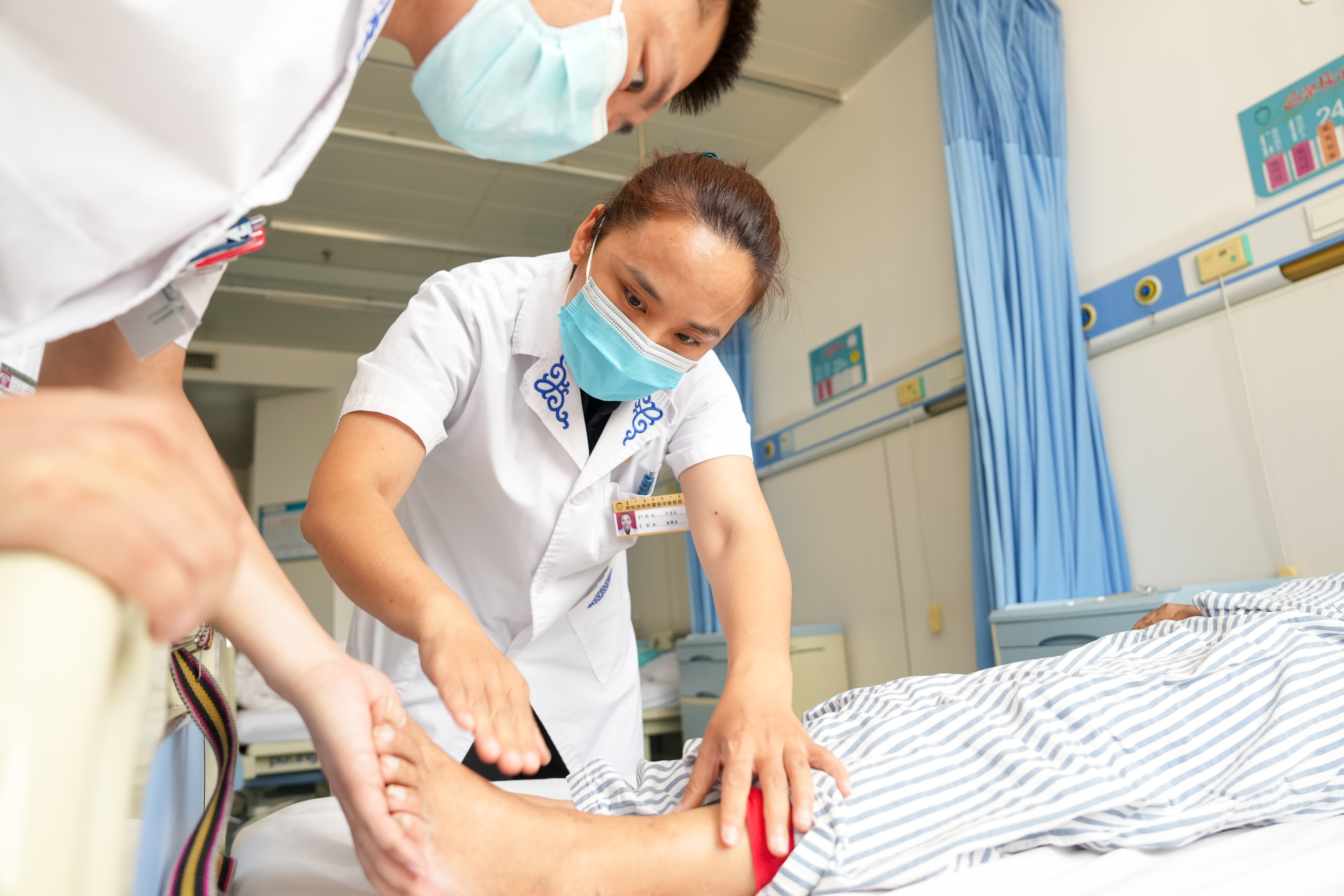 在呼和浩特市中医蒙医医院挂职副院长齐宝云（左二）在进行教学查房讲解神经系统体格检查注意事项。