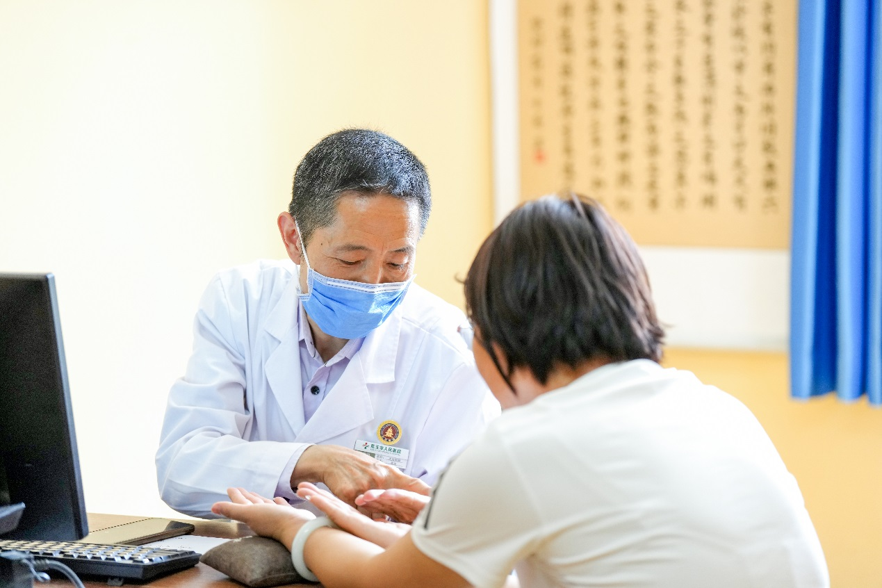 在昆玉市人民医院中医科，来自北京昌平中医医院治未病科的援疆医生贺保卫，为患者刘春梅复诊复查，定制治疗方案。
