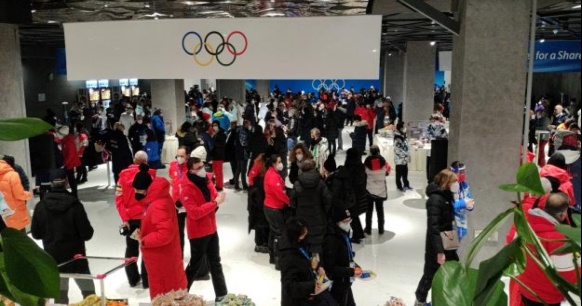 单在冬奥会开幕式当天，国家体育场内汇集了来自全球及全国各地的运动员、媒体、奥林匹克大家庭成员、演员、安保、观众、志愿者、焰火燃放、后勤保障等50多个领域十几类人员，峰值高达4.5万人。