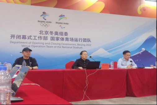 “有指导”——这是国家体育场公共卫生团队的精细所在。团队将防疫与运行并行融合，密切联动各业务领域，多次实地调研和点位踏勘，指导各业务领域制定疫情防控方案，确保各项业务运行工作安全开展。保障期间，团队共组织、参与各类业务运行防控研讨会150余次，撰写技术回函45份，组织开展12期防疫知识培训，累计培训人员2000人次。