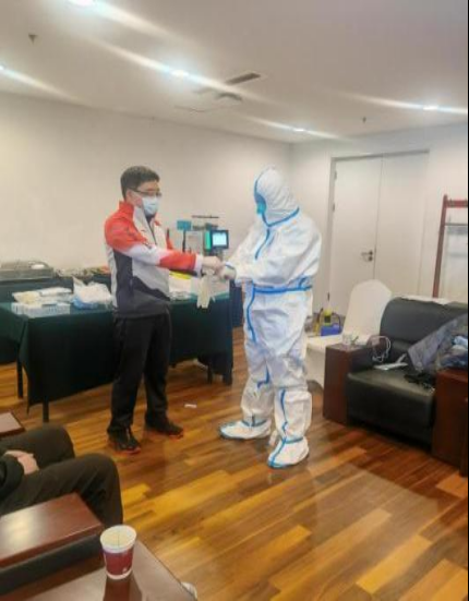 “有指导”——这是国家体育场公共卫生团队的精细所在。团队将防疫与运行并行融合，密切联动各业务领域，多次实地调研和点位踏勘，指导各业务领域制定疫情防控方案，确保各项业务运行工作安全开展。保障期间，团队共组织、参与各类业务运行防控研讨会150余次，撰写技术回函45份，组织开展12期防疫知识培训，累计培训人员2000人次。
