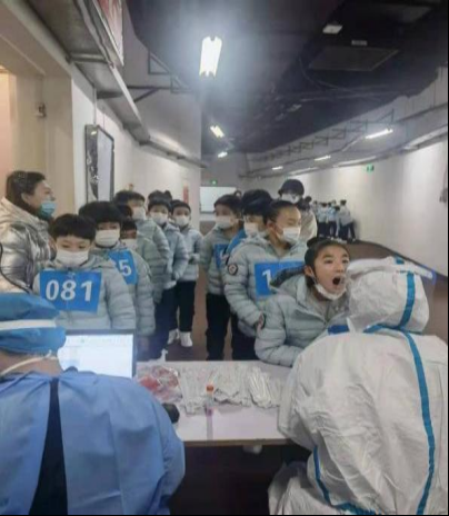 “有防范”——这是国家体育场公共卫生团队的严谨所在。在奥密克戎和德尔塔毒株双重夹击之际，防范四场开闭幕式活动不出问题，疫苗接种、核酸检测、健康监测、环境消毒等成为关键。冬奥会和冬残奥会期间，团队分阶段对不同批次涉奥人员进行疫苗统计与核查，确保所有入场人员100%完成新冠疫苗全程接种，符合接种条件的人员100%完成加强针接种。截止2022年3月13日，团队累计完成人员健康监测27.19万人次，及时处置可疑症状人员101人次；完成新冠核酸检测10.95万人次，环境核酸检测7008件；累计开展场馆环境消杀220万平方米。
