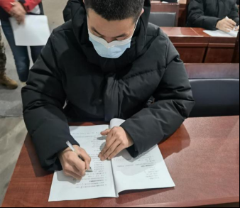 “有效果”——这是国家体育场公共卫生团队的成绩所在。团队组织1075名参与开闭幕式保障人员开展卫生防疫知识需求及满意度调查。结果显示：99.8%的人员认为疫情防控在冬奥保障中非常重要，95%以上的人员对公共卫生团队的业务指导和培训表示满意，96%以上的人员掌握了正确戴口罩、洗手、消毒等防疫知识，95%以上的人员在涉奥工作期间采取戴口罩、不聚餐不聚会、自我健康监测、定期通风、清洁消毒的防疫行为。
