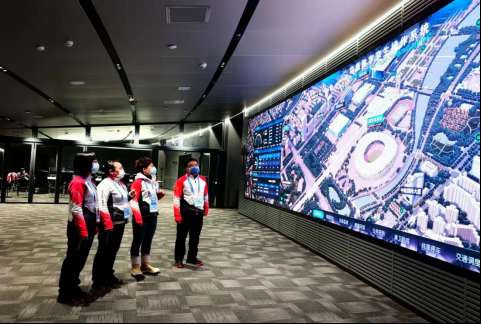 为发挥闭环管理实效，公共卫生团队依托场馆智慧鸟巢数字孪生智能建筑操作系统和“1+8+1”智能建筑应用体系，联手打造闭环辅助管理项目—巢卫防疫，将闭环流线和区域设置利用人工智能和机器视觉等技术手段实时监测，对人员跨环、脱环行为进行预警和追踪，以科技手段对场馆闭环区域及人员风险进行全方位监控。
