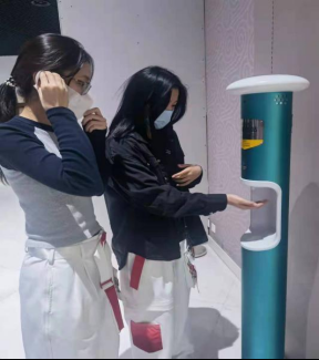 进入赛时后，消毒成为疫情防控的主要措施。公共卫生团队结合场馆需求，提前调研，相继引入132台智能手消毒设备、5台智能消毒机器人、1台准分子消毒灯和1台手持式消毒器，实现对场馆不同区域及不同物体表面病原微生物进行高效杀灭，确保各类消毒作业科学、安全、有效进行。