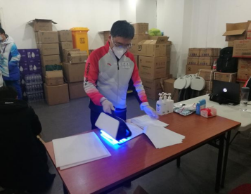 进入赛时后，消毒成为疫情防控的主要措施。公共卫生团队结合场馆需求，提前调研，相继引入132台智能手消毒设备、5台智能消毒机器人、1台准分子消毒灯和1台手持式消毒器，实现对场馆不同区域及不同物体表面病原微生物进行高效杀灭，确保各类消毒作业科学、安全、有效进行。