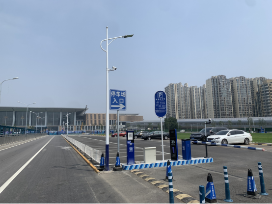 在北京丰台站南广场，沿中间两车道公交场站东西两侧而建的临时停车场（P1、P2停车场）已经投入使用，可提供510余个停车位，方便旅客进出站停车，有效提升站区周边的交通组织效率。