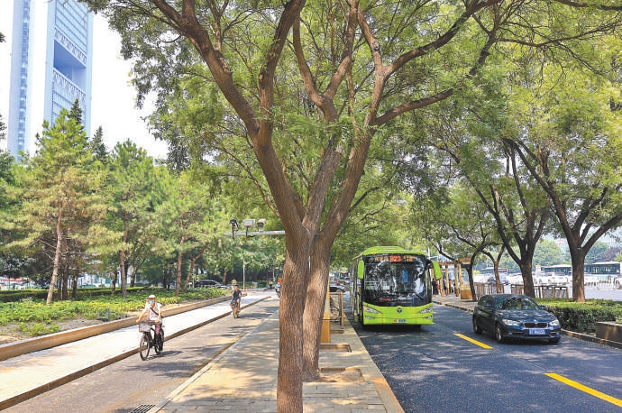 建国路南辅路改造后，机动车、公交车、非机动车各行其道。