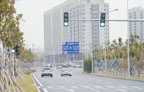双向六车道的邓庄南路西延日前正式通车。
