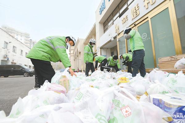 11月25日，美团买菜潘家园站点，订单量相比日常增长了一倍。