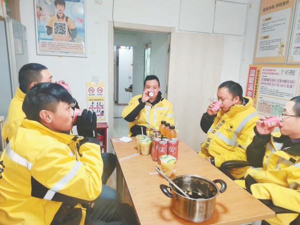 近日气温骤降，位于西直门的美团外卖站点为骑手们准备了热乎乎的生姜汤、八宝粥，并为每位骑手配备护膝、手把套等防寒装备，让他们温暖出行。