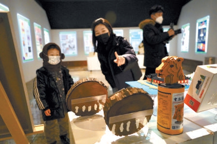 12月29日，圆明印象·皇家“游”礼文创设计展在中华世纪坛举办，集中展示了此前两届圆明园文创设计大赛的优秀作品108件（组）。