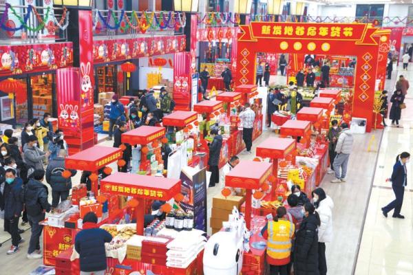 首届新发地年货节为市民提供更多元的消费场景,多种地方特色产品深受欢迎。