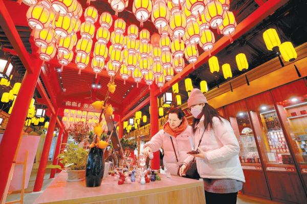 1月23日，游客在拾光买卖街选购新年礼物。