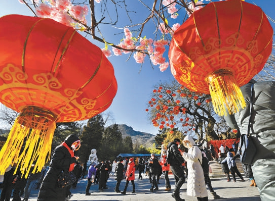 1月25日，八大处游人如织。