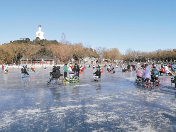 在北海公园冰场，游人体验各种冰上运动，感受冰雪乐趣。