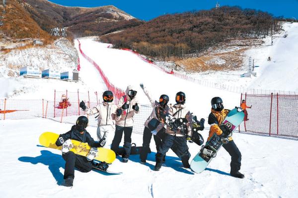 在延庆奥林匹克园区不同难度雪道上，滑雪爱好者畅快滑行，并为“雪飞燕”的精彩刺激点赞。