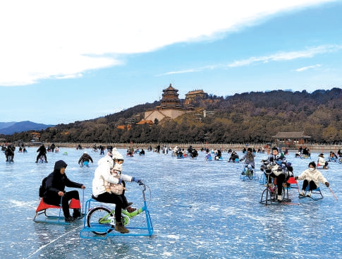 1月26日，市民游客在颐和园昆明湖冰场享受滑冰的乐趣。作为市区内最大的天然冰场，宽阔的冰面、如画的景色，使得昆明湖冰场成为亲子娱乐的好去处。