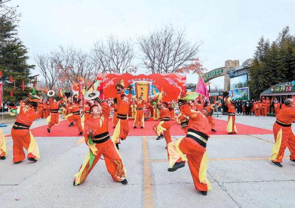 1月26日上午，大兴区榆垡镇“畅游京南寻年味 传统花会贺新春”系列活动在热闹非凡的“武吵子”中开场。“太子务吵子不用瞅，出门就是风摆柳。”太子务村武吵子是国家级非遗项目，已传承300多年。手拿铜镲的村民们，既是演奏者也是舞者。因为演出时现场特别热闹，具有非常强的表现力和观赏性，所以这档民间传统演出得名“吵子”。