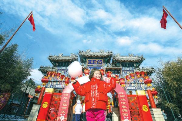 1月26日，数千市民和游客走进北京怀柔红螺寺旅游景区游玩，登高望远观赏冬季红螺美景，在红红火火的灯笼长廊中体验春节假期的快乐。