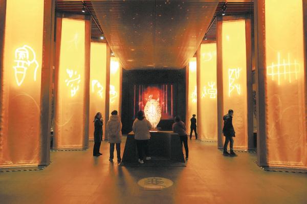 “殷墟甲骨”专题展厅。