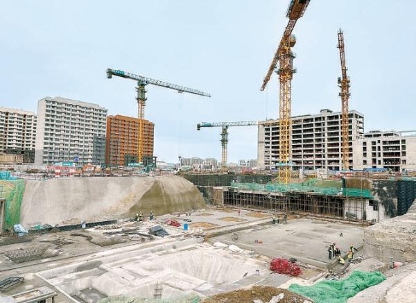 北京经开区国际人才社区一期建设现场，部分建筑已冲出正负零。