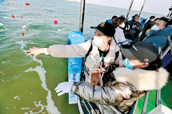 2月21日，2023年首次骨灰海撒举行。花瓣相伴，60位逝者魂归大海。