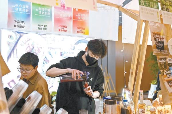 3月10日，咖啡店店主拿出“镇店之宝”，供消费者品鉴。