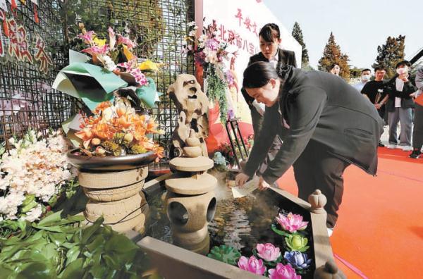 3月30日，八宝山革命公墓第三届公众开放日举行，展示了水溶祭祀、代祭扫等绿色祭扫和特色服务。