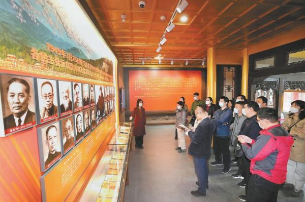 观众在颐和园益寿堂参观。