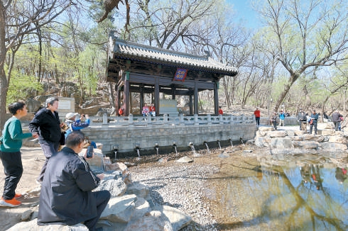 4月8日，位于昌平区的大运河源头遗址公园正式开放，不少市民来到公园观赏白浮泉“龙泉漱玉”景观。
