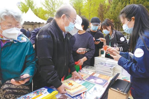 4月14日，展期11天的2023北京书市开幕，市民来到书市选购图书。