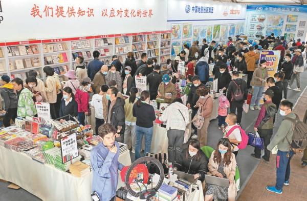 朝阳公园迎来2023北京书市开幕以来的第一个双休日，众多市民利用休息日前来淘书，书市上人头攒动。