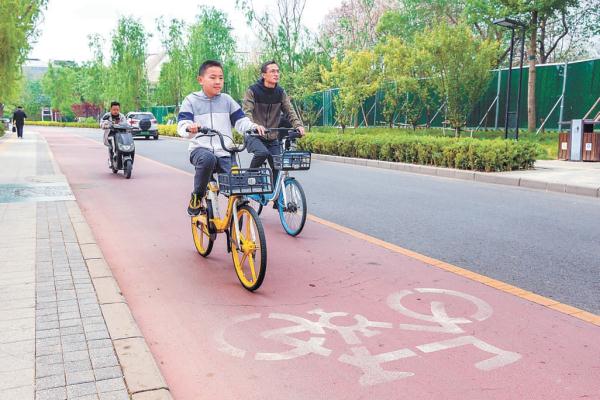 4月22日，市民在改造后的五塔寺路自行车道上骑行。