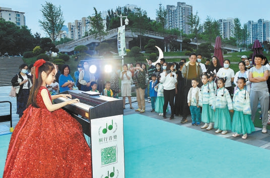 5月10日晚，林奥City Park购物中心，一场露天音乐会拉开2023北京消费季夜京城活动序幕。