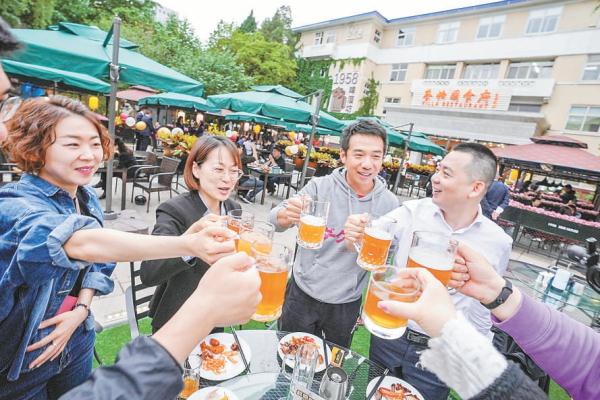 西苑饭店1958啤酒花园内，市民在户外愉快享受美食美酒。