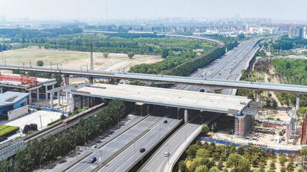 5月15日，京雄高速公路（北京段）上跨京良路及地铁房山线钢箱梁已顶推就位。