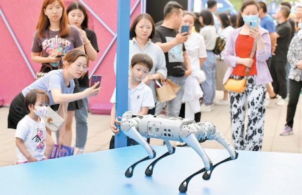 5月26日，“2023全球首发节暨硬科技嘉年华”在中关村壹号正式启动。活动现场，一款机器狗在机甲秀场进行展示。