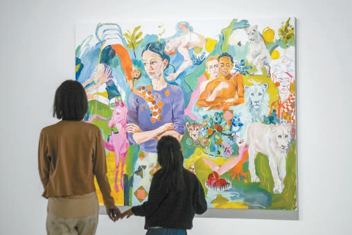 观众正在MDC画廊北京空间参观中国艺术家王悠的个展“春之祭”。