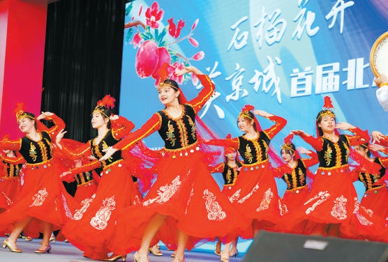 6月20日,在首届北京中华民族文化周开幕式上,舞蹈演员带来充满民族风情的表演。 6月20日,在首届北京中华民族文化周开幕式上,舞蹈演员带来充满民族风情的表演。