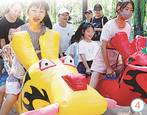 玉渊潭公园旱地“划龙舟”比赛吸引了现场诸多小朋友的参与。