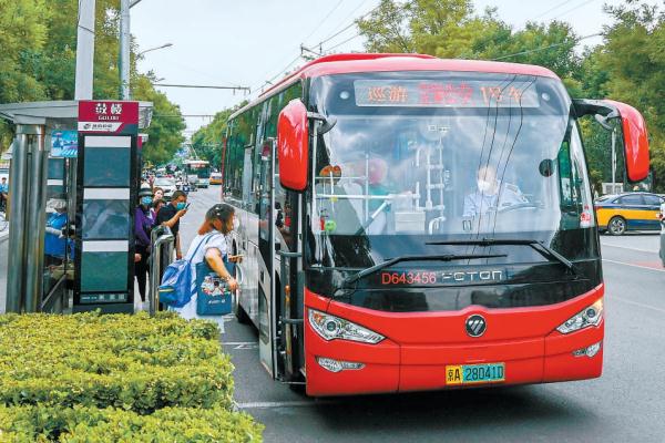 “核心区巡游定制公交”配备的42座新能源“大红车”，车内空间更大、环境更舒适。