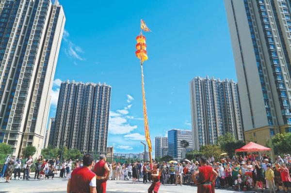 中幡在表演者手上飞起。